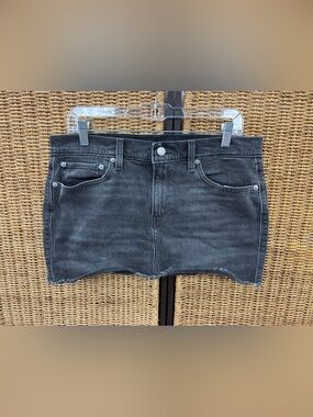 Levi’s Black Wash Raw Hem Denim Mini Shorts Skirt W30 Y2K